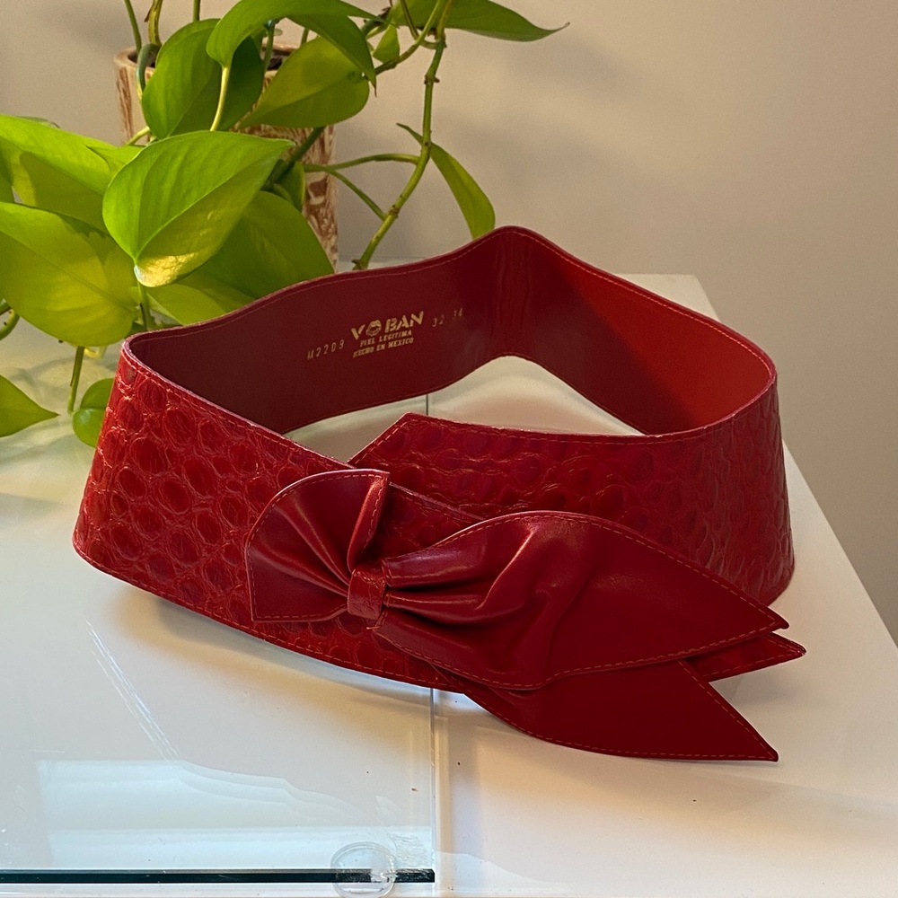 Chic Red Textured Bow Belt Vintage !!